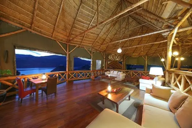 Crater Safari Lodge - Lobi