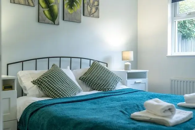 Crawley Pet Friendly 1-Bedroom Apartment
