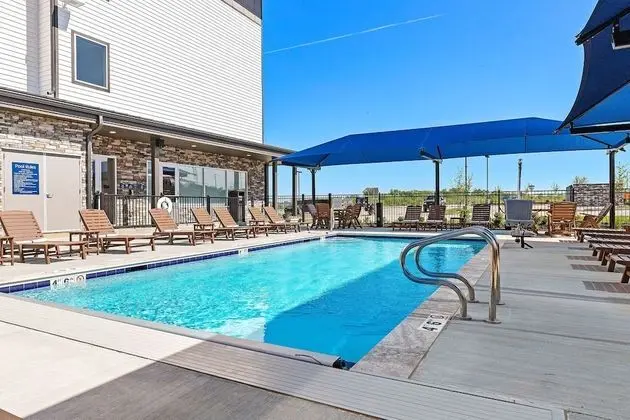 Creekside Hotel Parkville - Havuz