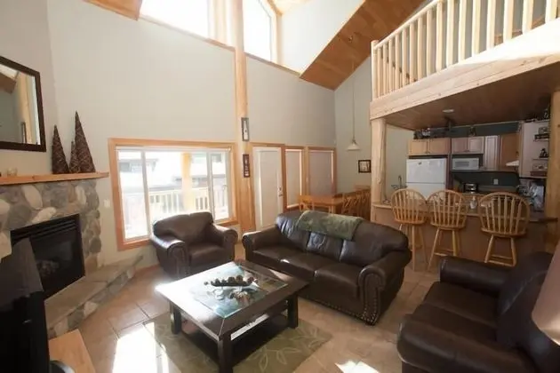 Creekview Court by Apex Accommodations