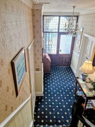 Crescent Lodge Guest House - Lobi
