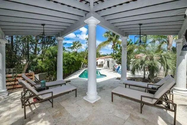 Crescent Street Villas By Beachside Mgt