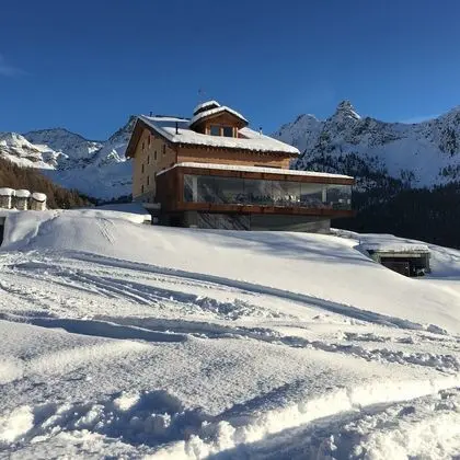 Crest Alpine Lodge & Spa