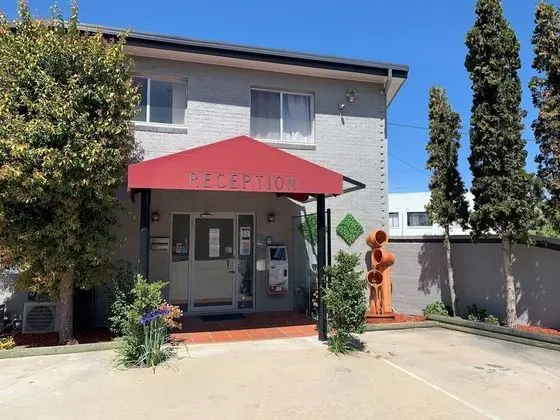 Crest Motor Inn