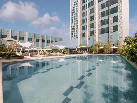 Crimson Hotel Filinvest City - Havuz