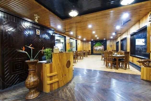 Crimson Park Residency-The Pahadi - Lobi