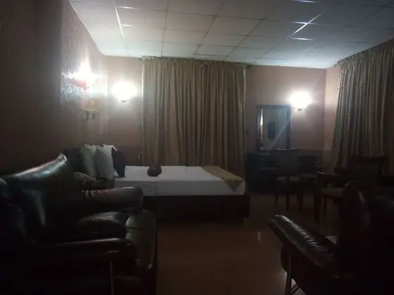 Crocodile Hotels And Restaurant Limited - Oda