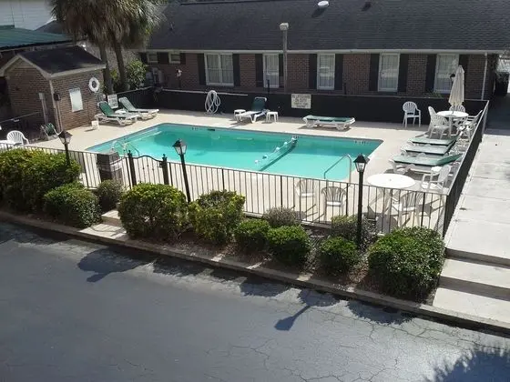 Crossroads Inn and Suites - Havuz