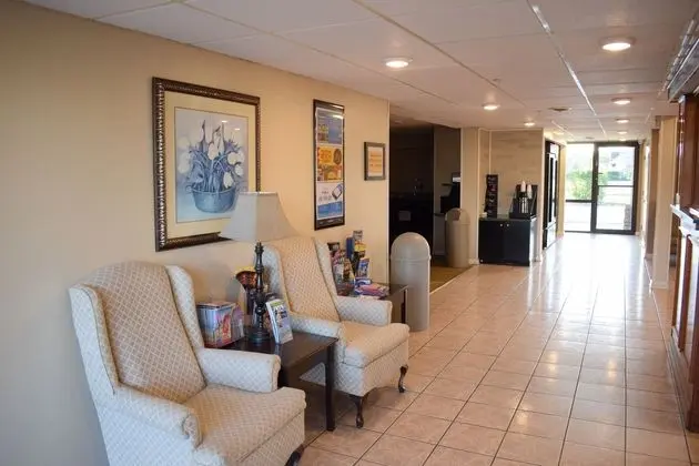 Crossroads Inn and Suites - Lobi