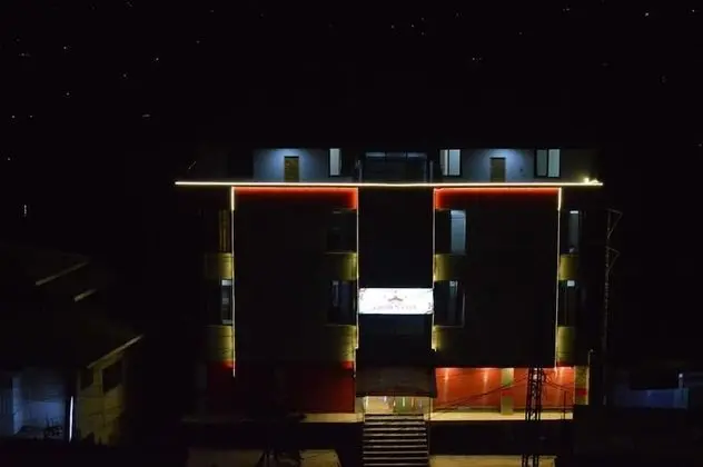 Hotel Crown City Muzaffarabad - Dış Mekan