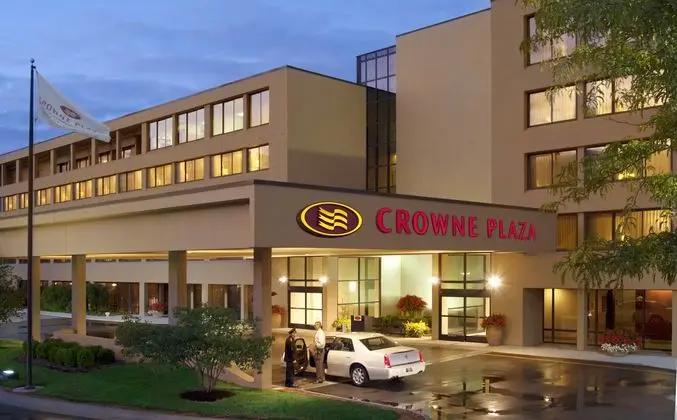 Crowne Plaza Airport - 1
