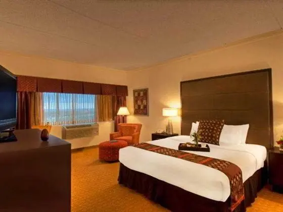 Crowne Plaza Suites MSP Airport