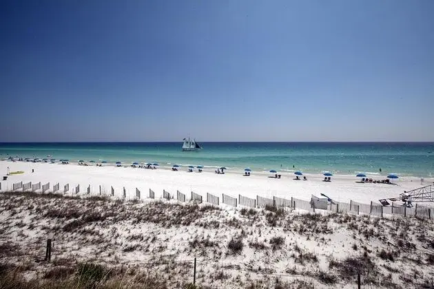Crystal Dunes Beach Resort by Panhandle Getaways - Plaj