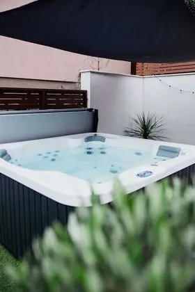 Csendeskert Apartments - Havuz