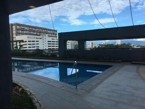 Cubao ManhattanHeights Unit 4Q Tower D - Havuz