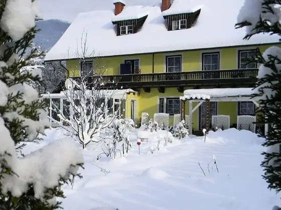Cushy Apartment in Feld am See With Garden and Balcony - Dış Mekan