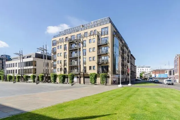 Custom House Square: Cathedral Quarter