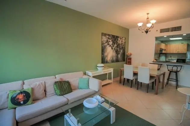 Cute & Elegant Stay at Marina Diamonds