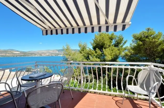 D - Large apt With big Terrace, Next to the Beach