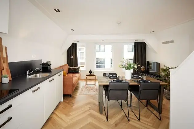 Damrak Short Stay Amsterdam