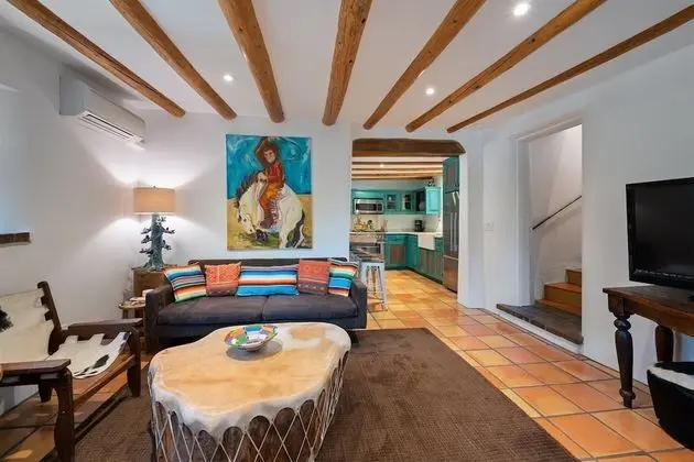 Dancing Hare - Colorful and Inviting Tesuque Home Right Next to Bishop`s Lodge - Dış Mekan