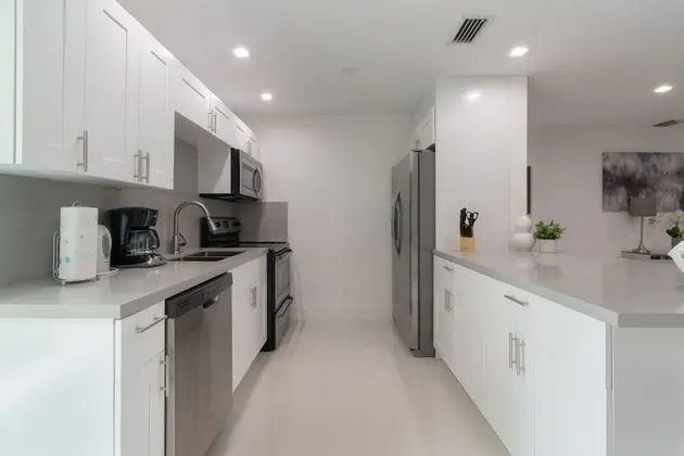 Dania Beach Beauty 3BR with Hot Tub - Mutfak