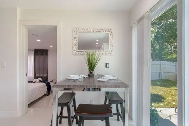 Dania Beach Beauty 3BR with Hot Tub - Yerinde Yemek
