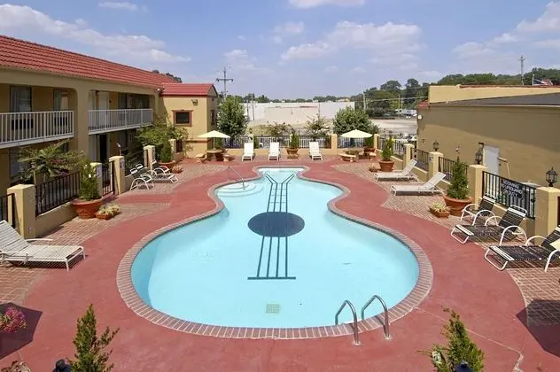 Days Inn by Wyndham Memphis at Graceland - Havuz