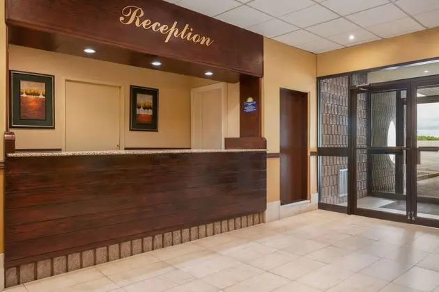 Days Inn & Conference Centre by Wyndham Renfrew - 1