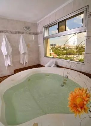 Days Inn Montevideo - Havuz