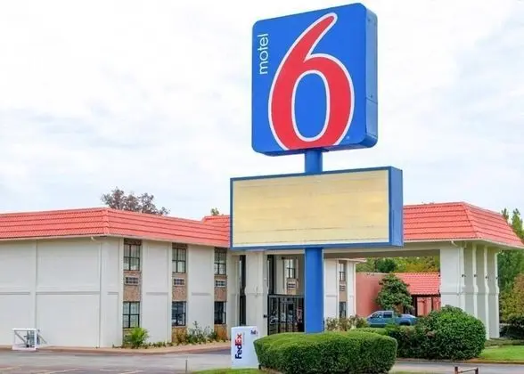 Days Inn & Suites Palestine