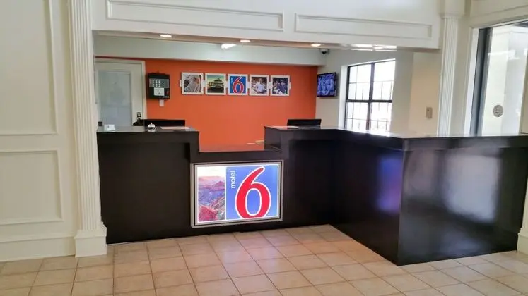 Days Inn & Suites Palestine - Lobi