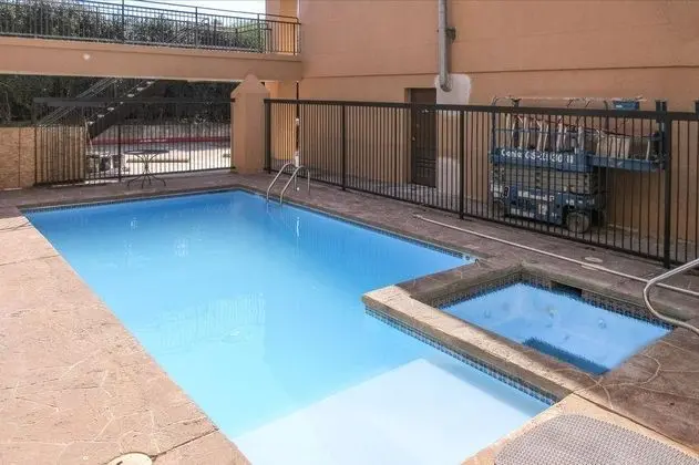 Days Inn & Suites Round Rock