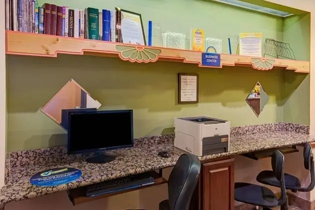 Days Inn & Suites by Wyndham Airport Albuquerque