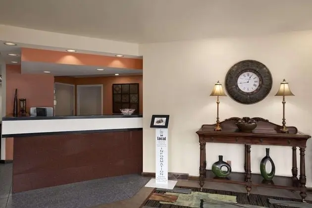 Days Inn & Suites by Wyndham Albany - Lobi