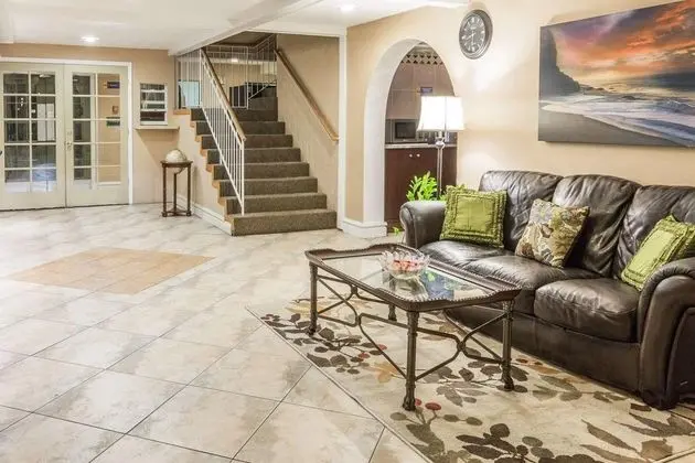 Days Inn & Suites by Wyndham Altamonte Springs