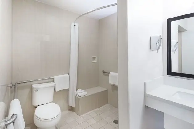 Days Inn & Suites by Wyndham Anaheim At Disneyland Park