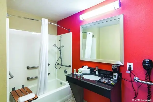 Days Inn & Suites by Wyndham Arlington Near Six Fl