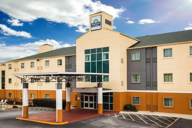 Days Inn & Suites Wyndham Augusta Near Fort Gordon