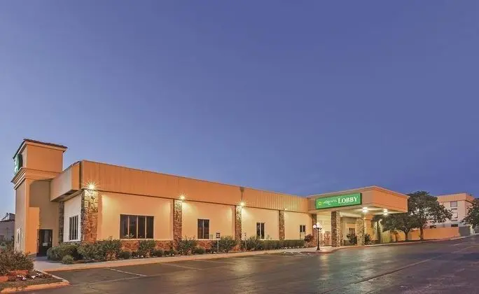 Days Inn & Suites by Wyndham Bartlesville