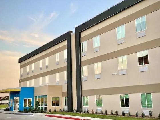 Days Inn & Suites by Wyndham Beaumont West / I-10 & Walden - Dış Mekan