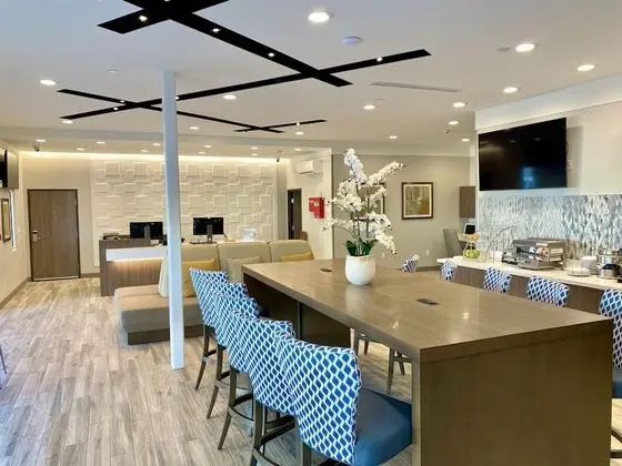 Days Inn & Suites by Wyndham Beaumont West / I-10 & Walden - Lobi