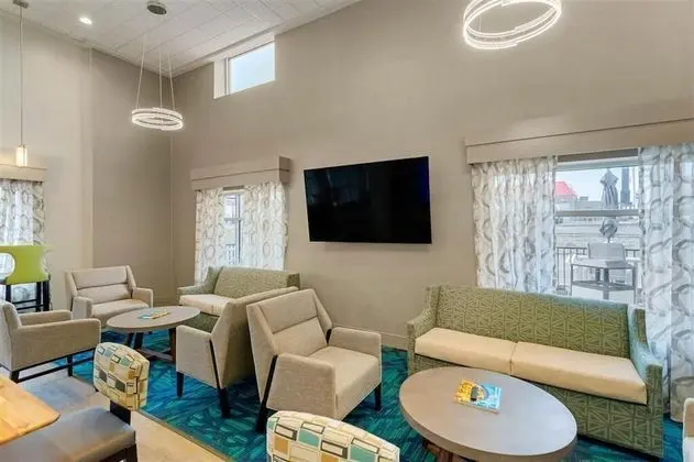 Days Inn & Suites by Wyndham Bowling Green - Lobi