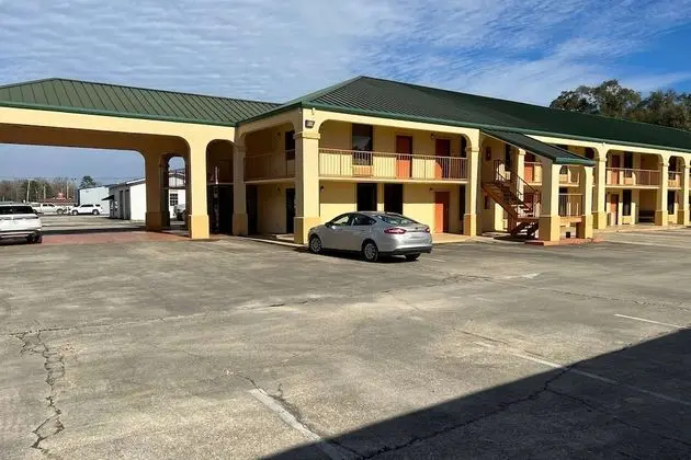 Days Inn & Suites by Wyndham Brewton