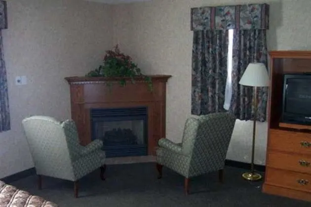 Days Inn & Suites by Wyndham Brooks