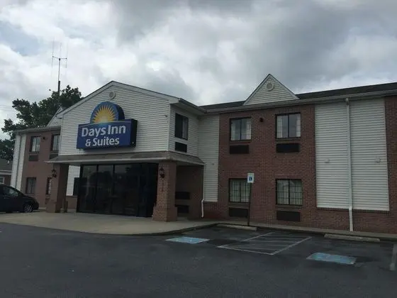 Days Inn & Suites by Wyndham Cambridge