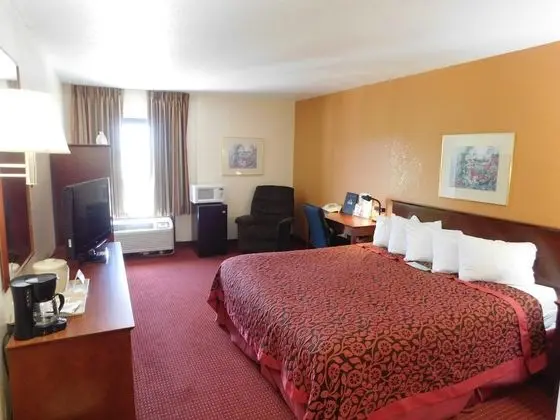 Days Inn & Suites by Wyndham Cedar Rapids