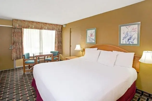 DAYS INN SUITES BY WYNDHAM CHARLESTON AIRPORT WEST