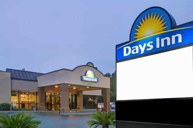 DAYS INN SUITES BY WYNDHAM CHARLESTON AIRPORT WEST