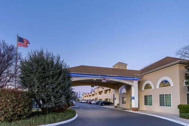 Days Inn & Suites by Wyndham Cherry Hill - Dış Mekan